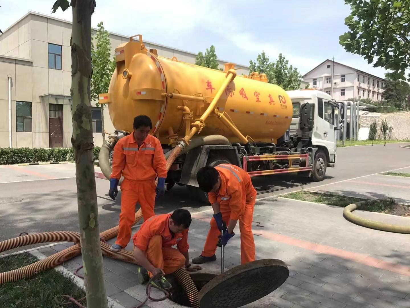 虎林管道疏通车停在窨井附近