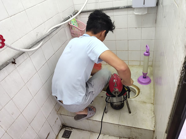 虎林管道堵塞冒臭气 专业师傅现场解决问题