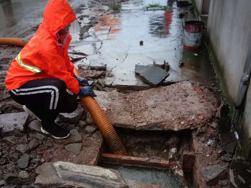 虎林专业清理污水池 炜誉市政以规范流程守护城市 “肠道”